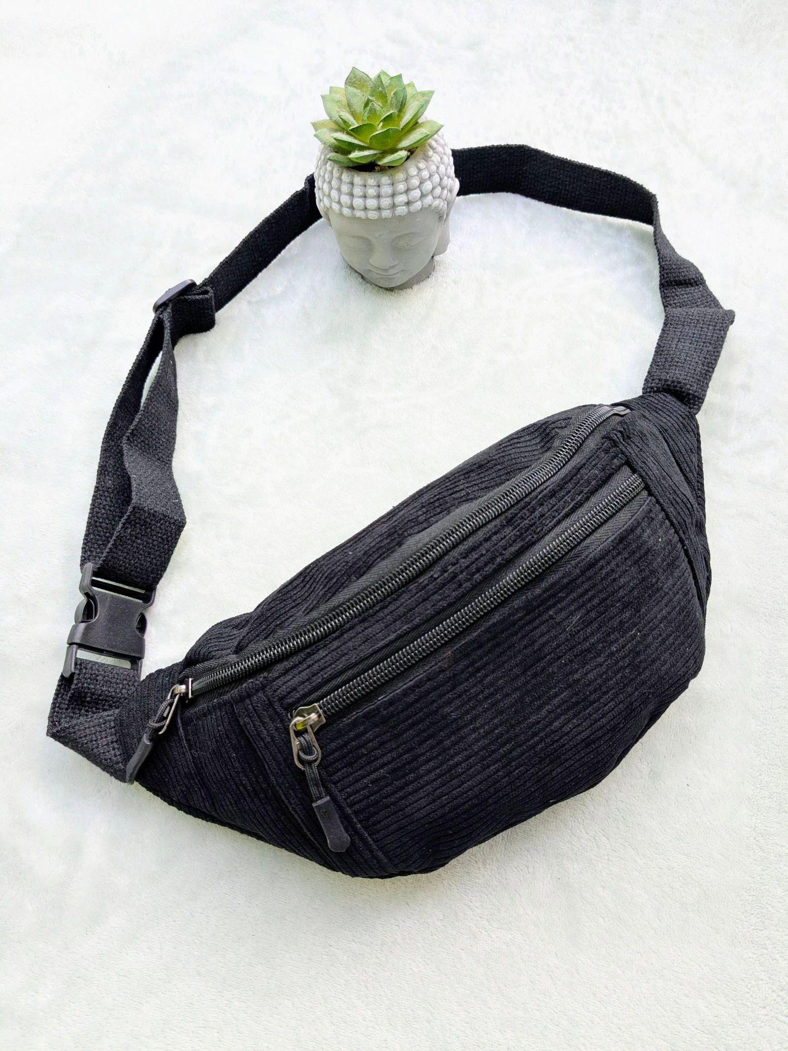 Sac banane noir en velours côtelé